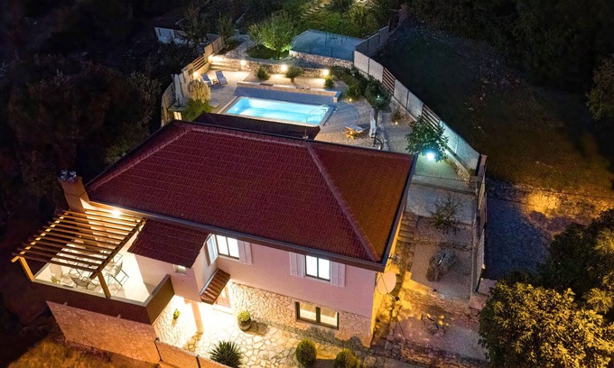 Pokrovnik House | Top-Rated 3 Bedroom Retreat in Pokrovnik with Pool & Spa