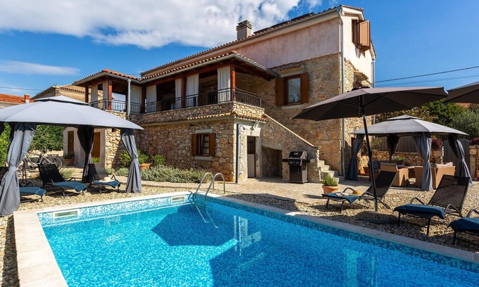 Polje House | Spacious 4 Bedroom Accommodation with Oceanfront Views