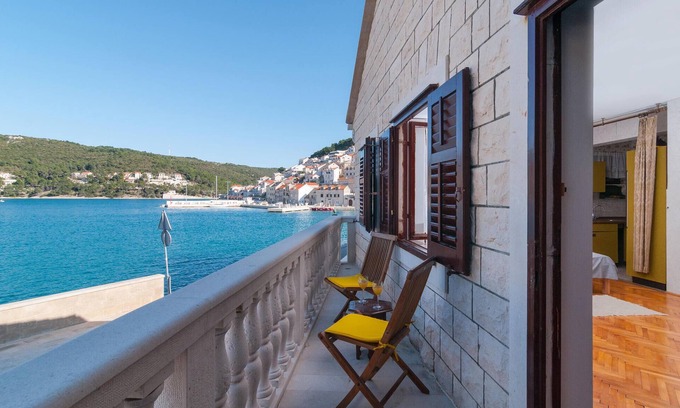 Pucisca House | Cozy Vacation House Steps from Central Pu with Ocean Views