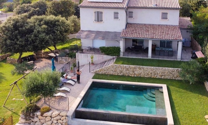 Puget House | Idyllic Cottage with Infinity Pool Amidst Lush Landscapes