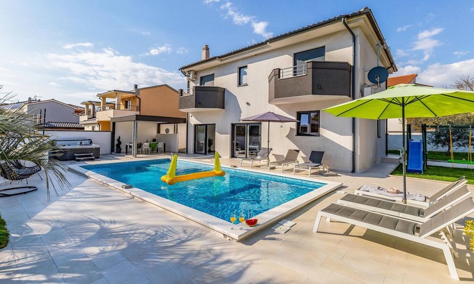 Stinjan House | Relaxing Stay in a Quaint Village with Ocean Views