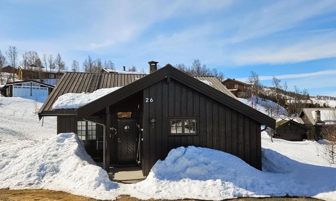 Tinn House | Relaxing Lake View Home with Spa and Breakfast Amenities