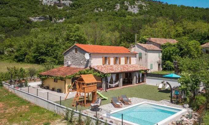 Rim House | Experience Breathtaking Views in a Cozy Vacation Home