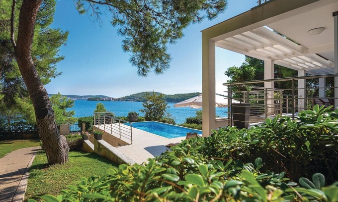 Rogoznica House | Relaxing 5-Bedroom Accommodation in Beautiful Rogoznica