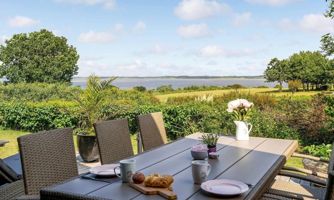 Roslev House | Cozy Cottage with Lake View and Spa in North Jutland