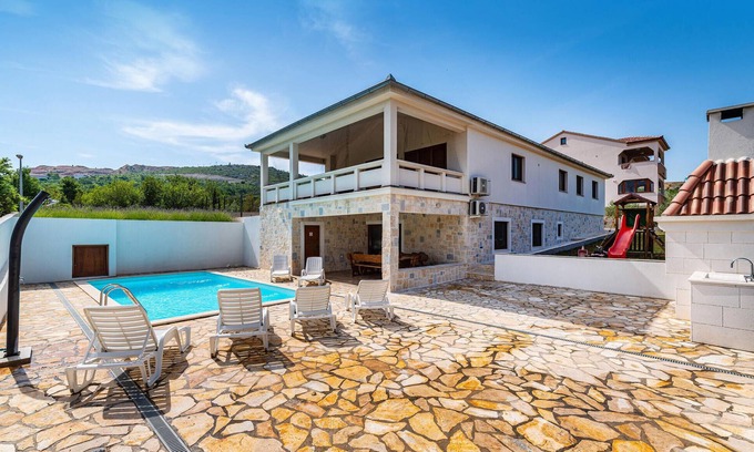 Rovanjska House | Spacious 4-Bedroom Retreat with Ocean Views in Rovanjska