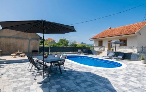 Runovici House | Inviting Home in Runovici with Pool and Kitchen Amenities