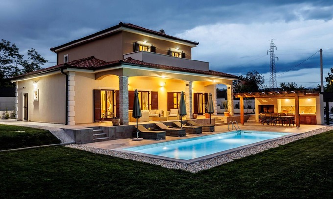 Suhac House | Comfortable 4-Bedroom Stay in Sinj with Private Pool