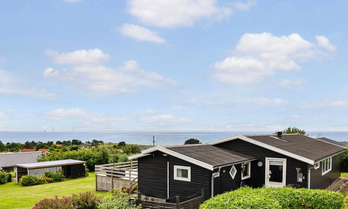 Frolunde House | Panoramic Ocean View Cottage with Spa and Family Amenities