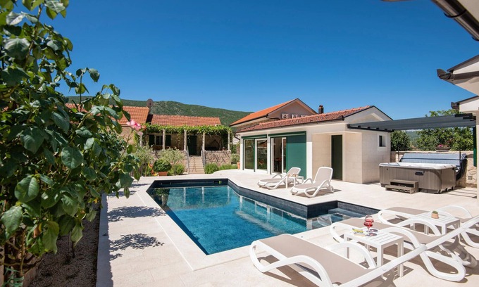 Slivno House | Spacious 5 Bedroom Retreat in Slivno with Private Pool