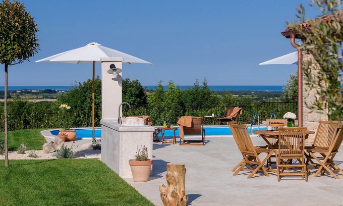 Vardica House | Spacious 2-Bedroom Retreat with Pool in Umag, Pet Friendly