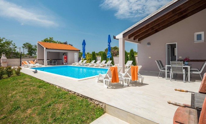 Valtura House | Spacious 6 Bedroom Retreat with Private Pool in Valtura