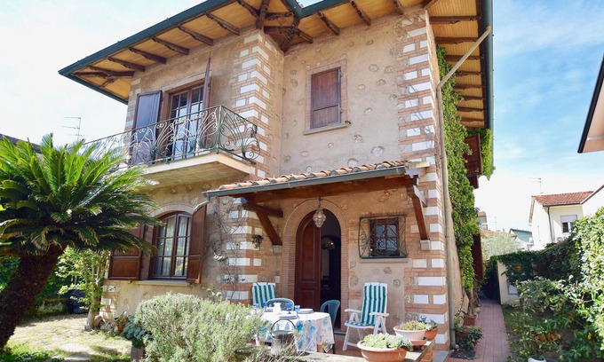 Ex Campo d'Aviazione House | Beachside Cottage with Ocean Views and Family-Friendly Amenities