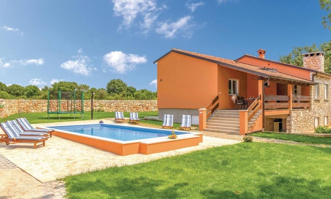 Vodnjan House | Explore the Cozy Village Retreat with Pool & Spa Amenities