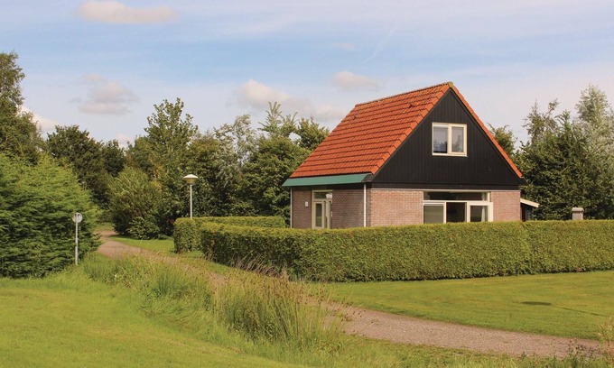Woudsend House | Waterfront Vacation Homes in Woudsend with Lake Views