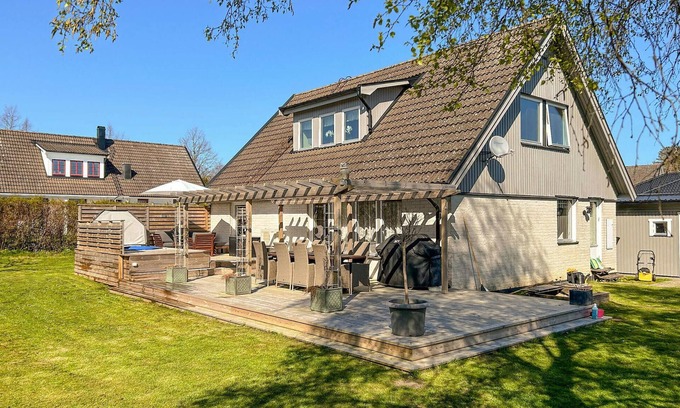 Svarte House | Relaxing 5 Bedroom Coastal Retreat in Ystad with Spa