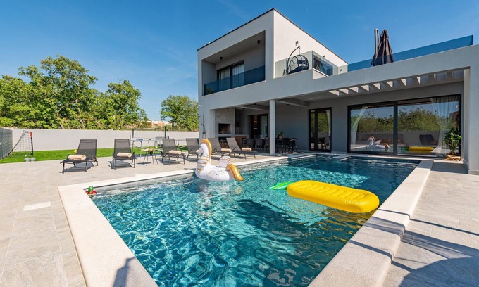 Murvica House | Spacious 3 Bedroom Retreat with Pool in Zadar