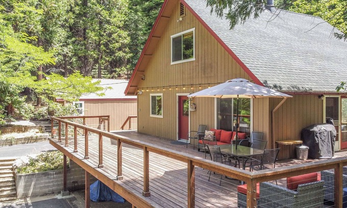 Croft Cabin | Tranquil Retreat on Scenic Acres Near Lakes and Rivers