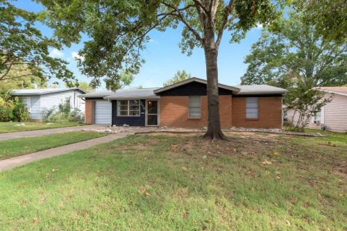 Fredericksburg House | Inviting Home with Grill, Steps from Main Street