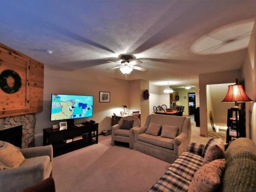 Snowshoe House | Inviting Ski Retreat for Memorable Mountain Getaways