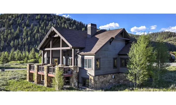 The Highlands House | Elegant Highland Park House with Pool and Spa Amenities