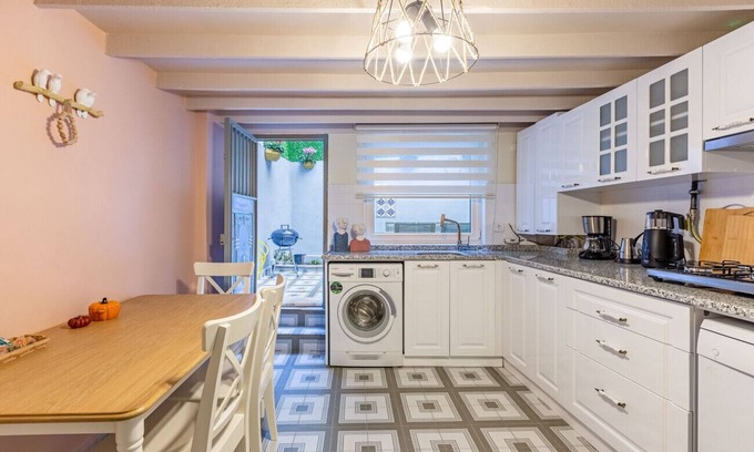 Ortakoy Apartment | Inviting House with Lush Garden in Besiktas, Pet-Friendly Stay