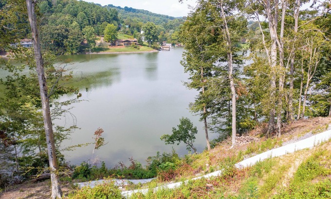 Kingsport House | Charming Kingsport Lakehouse with Expansive Screened Porch