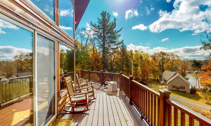 Hinsdale House | Idyllic Lake Ashmere Retreat with Hot Tub & Scenic Views