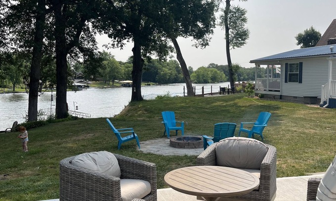 Monticello House | Idyllic Lakefront Cottage: Perfect for Summer Nights