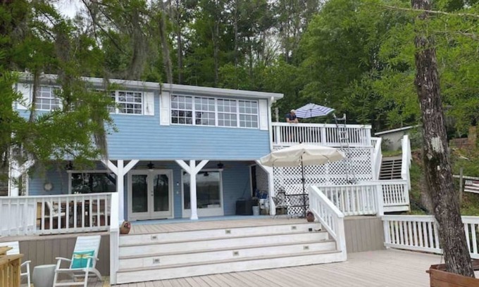 Andalusia Cottage | Inviting Lake House Retreat at Sunkissed on Gantt Lake