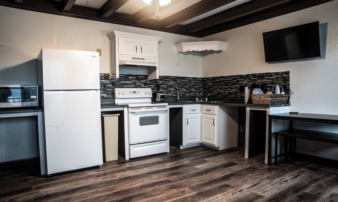 Albany Apartment | Gorgeous Lake View Suite on Lake Cumberland! #106