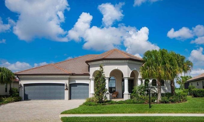 Lakewood Ranch House | Experience Golfing and Relaxation at Lakewood National