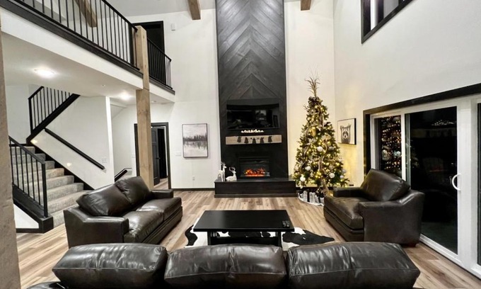 Kimberling City House | Scenic Lakefront Lodge with Free Canoes and Exciting Amenities
