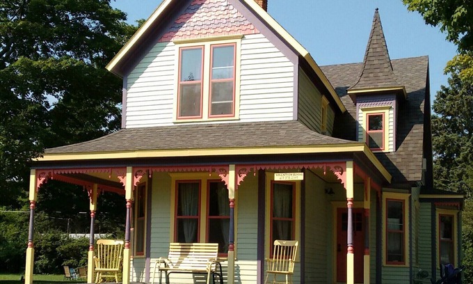 Elberta House | Elegant Victorian Retreat in Elberta/Frankfort - Guest Rated 9.8