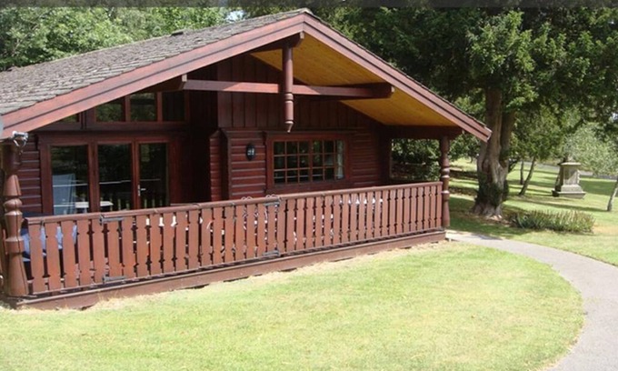Marlow House | Charming Log Cabin Retreat in Countryside Near London