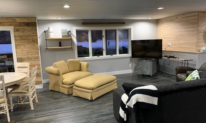 Forest Hills House | Exquisite Lower Level Apartment Retreat with Lake View