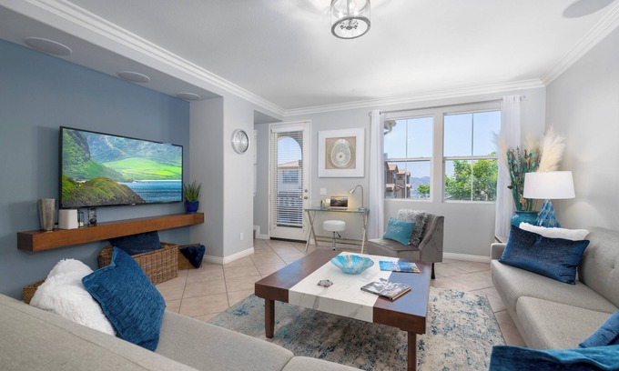 Santee House | Gorgeous Luxurious San Diego Townhome - Stunning Views, Pool, Hot Tub