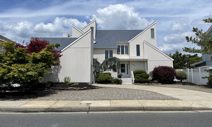 Margate City House | Pet-Friendly Margate Bayside Retreat with Pool & Kitchen