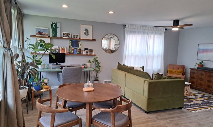 West Ridge House | Perfect Mid Century 3-Bed Retreat with Hot Tub & Pool