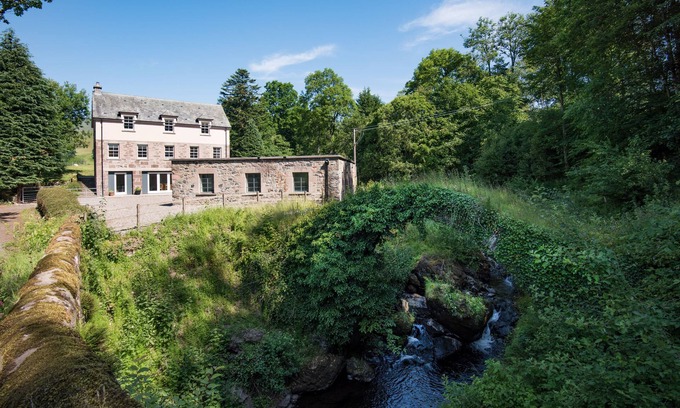 Monzie House | Family-Friendly Mill House with Kitchen & Breakfast Included