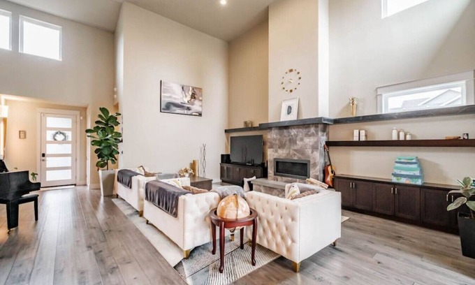 Central Oregon House | Modern Suburban Home Near Autzen Stadium with Kitchen Access