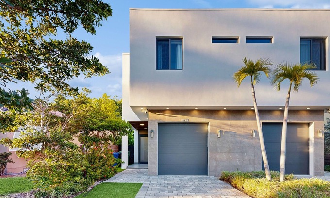 Downtown Fort Lauderdale House | Modern Townhome Steps from Beach with Pool & Pet-Friendly