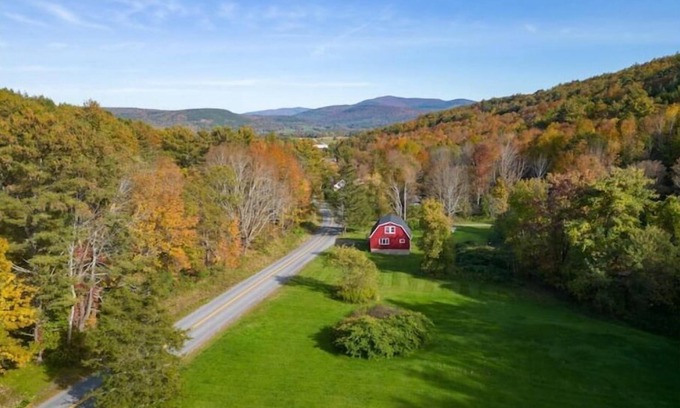 Gilboa House | Serene Mountain Retreat with Private Stream & Breakfast