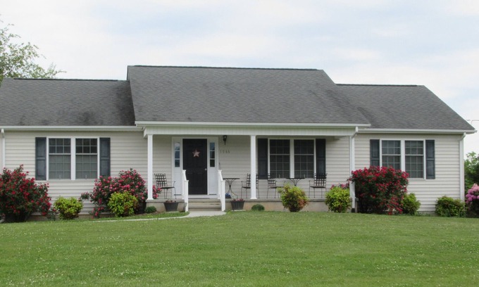 Peaks House | Idyllic Mountain Views Near Peaks of Otter & D-Day Memorial