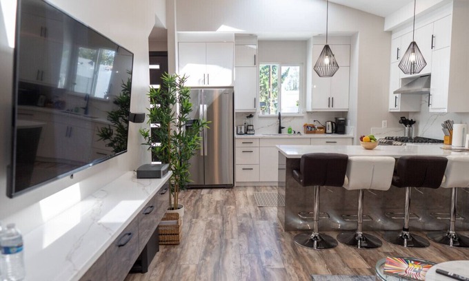 North Hollywood House | Stylish 3BR Oceanfront Home with Rooftop Deck & Spa
