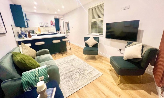Uplands Apartment | Recently Renovated 2 Double Bed Flat - Rated 9.3/10!