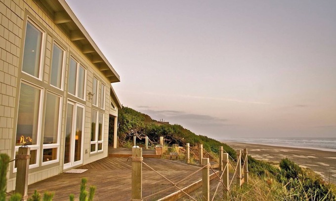 Waldport House | Elegant Oceanfront Beach House with Expansive Views