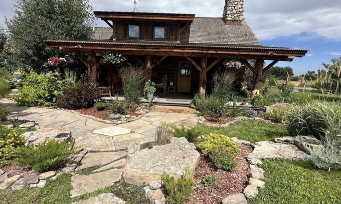 Bozeman Cabin | Tranquil Outback Cabin: Ponds, Mountains & Family-Friendly