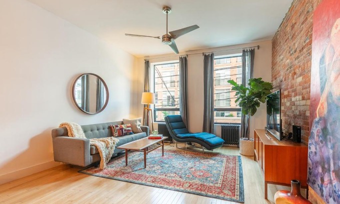 West Queen West Apartment | Elegant Park House with Ocean View & Prime Location