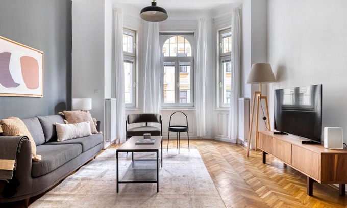 Rudolfsheim-Funfhaus Apartment | Stylish 1BR Penzing Apartment with Elevator & Kitchen